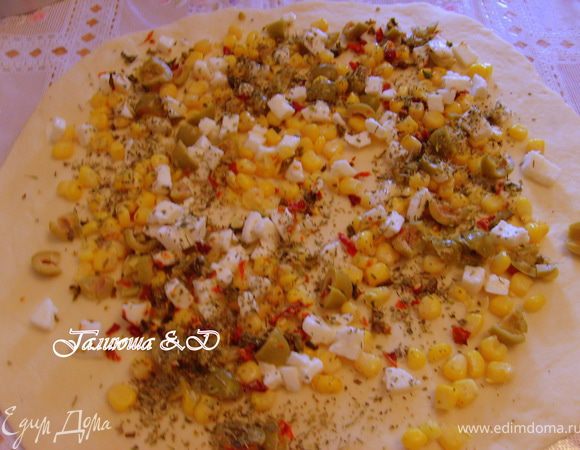 Тесто разделить на 2 части. Можно начинку сразу вмесить в тесто. А можно и посыпать на лепешку, раскатанную толщиной в 0.5 см. Я сделала оба варианта :)