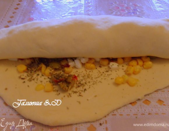 Если начинку посыпаете на лепешку, то лепешку сверните рулетом