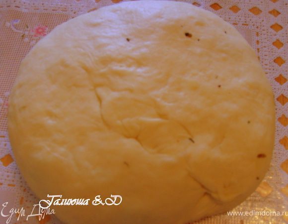 Тот хлеб, в который сразу вмесила начинку, я сделала круглым