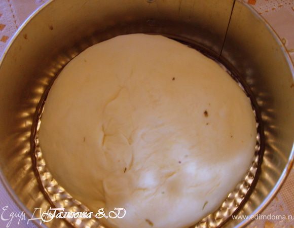 Верх смазываем желтком