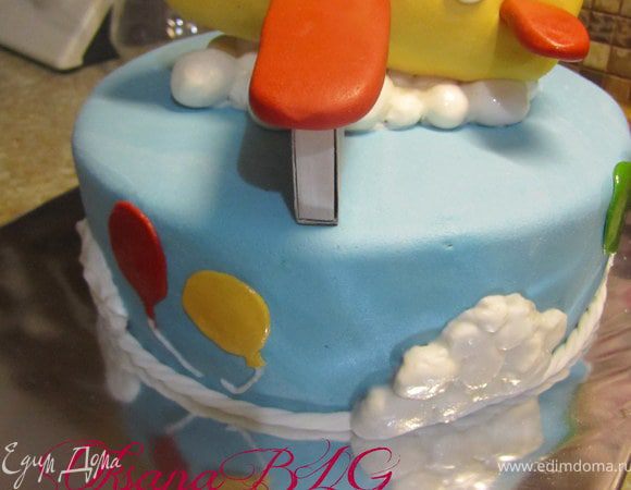 Прикрепить крылья, поставить подпорки. Добавить разноцветные шарики. Поместить в холодильник.