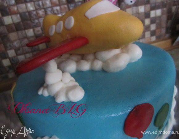 Маленький нюанс) если тортику предстоит транспортировка, или же вы не уверены в крепости крыльев, можно перестраховаться. Для этого под крылья поставить зубочистки и задекорировать их "облачками", будет красиво и никто не догадается)