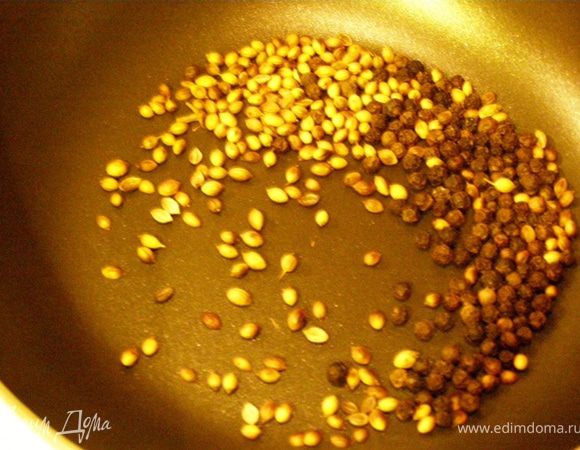 Маленькую сковороду поставим на средний огонь, кинем на нее кориандр и перец, поджарим 2-3 минуты. Такая операция позволит извлечь из пряностей больше аромата.