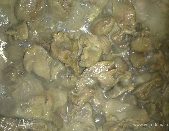 Желудочки тушим в сковороде до готовности, добавляем порезанные грибы, минут 10 тушим все вместе, посолить.