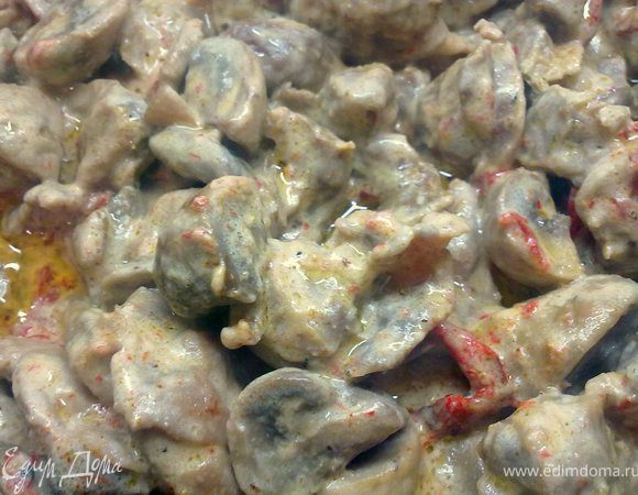 Добавляем порезанные вяленые помидоры и перец, сметанку и тушим минут 10. Затем развести муку водичкой и добавить к желудкам и грибам. Подержать на огне 5 минут. Добавить красный перец по вкусу, все готово, можно на гарнир подать  картофельное пюре или отварной рис, приятного аппетита!