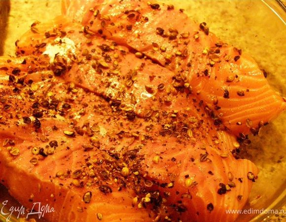 Каждый кусок обваляем в смеси перца и кориандра