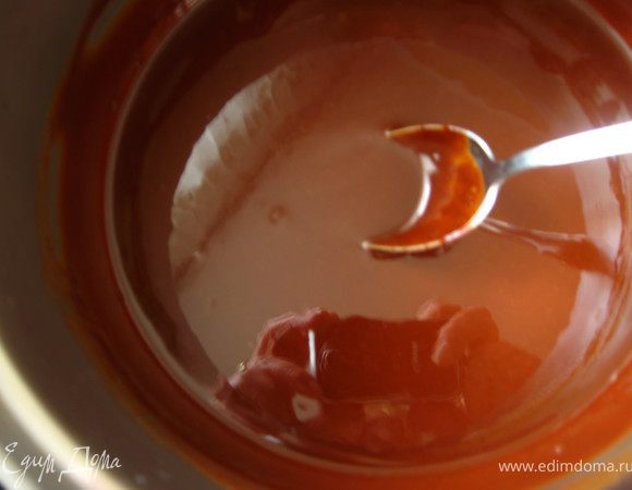 Сливочное масло растопить с шоколадом. 