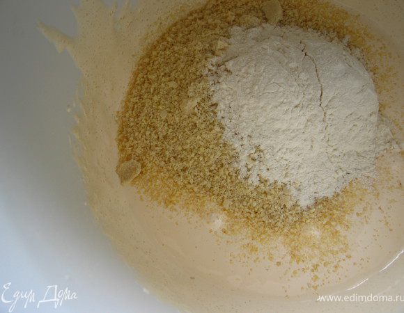 желтки взбивать с сахаром в течении 2-3 минут. Добавить молотый миндаль, муку. перемешать. 