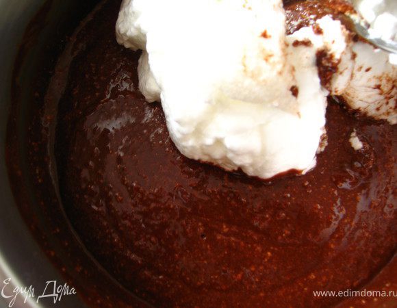 Добавить шоколадное масло. Перемешать. Аккуратно ввести белки. 