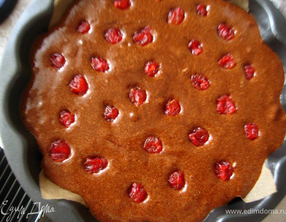 дно формы выстелить бумагой для выпечки. Вылить тесто. Разложить вишню, слегка утопив ее в тесте. 