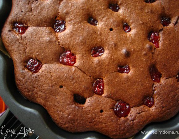 Выпекать в предварительно разогретой до 220гр духовке 20 минут. Не более!!! Дать немного остыть в форме. 