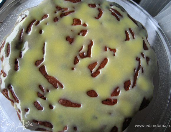 Глазурь: сливки с белым шоколадом растопить удобным для вас способом. Добавить 1ст.л.абрикосового конфитюра. Остывший пирог полить глазурью и посыпать миндальными хлопьями или кокосовой стружкой. 