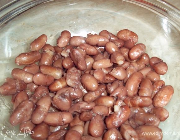 В прозрачную салатницу выкладываем слоями:
фасоль...