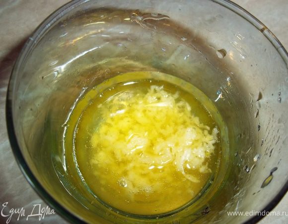 сверху солим, и поливаем заливкой из подсолнечного масла и чеснока, выдушенного через чесночницу...