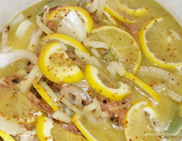 В миске взобьем лимонный сок, сахар, горчицу и масло, когда смесь станет гомогенной, польем ею семгу.