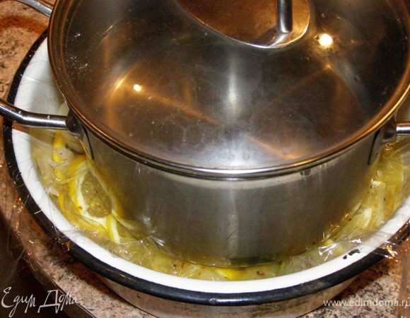 Сверху поставим груз, чтобы вся рыба была погружена в маринад. Уберем на холод минимум на 24 часа. Можно хранить до часа пик в течение недели.