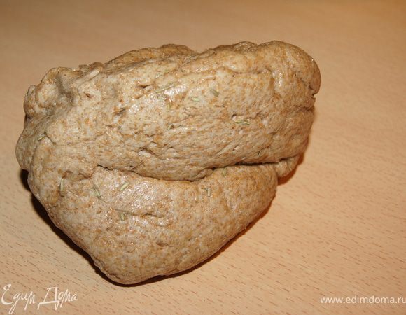 Замесить тесто. Я делала это в хлебопечке на режиме "замес теста". Если вручную, то теплое молоко смешать с сахаром, дрожжами, солью. Ввести мягкое масло и добавить муку. Замесить тесто, накрыть полотенцем и поставить в теплое место на 1 час.