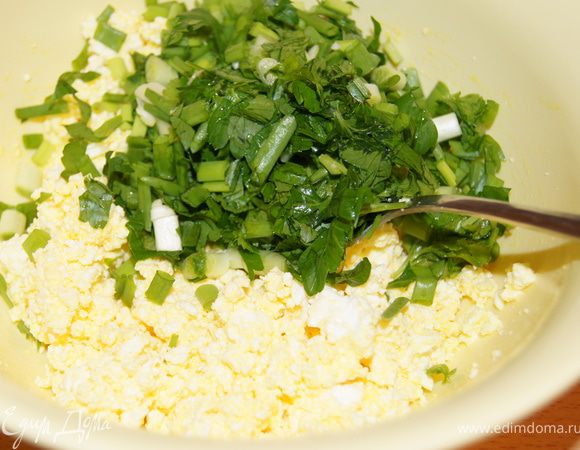 Творог смешать с яйцом, добавить порезанную зелень.