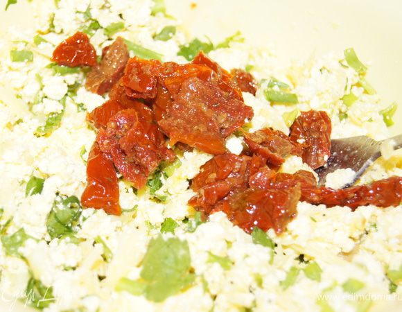 Вяленые томаты порезать на кусочки.
Добавить свежемолотый перец.