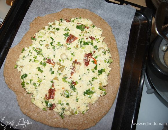 Распределить начинку посередине, оставить по 3 см  места по краям.