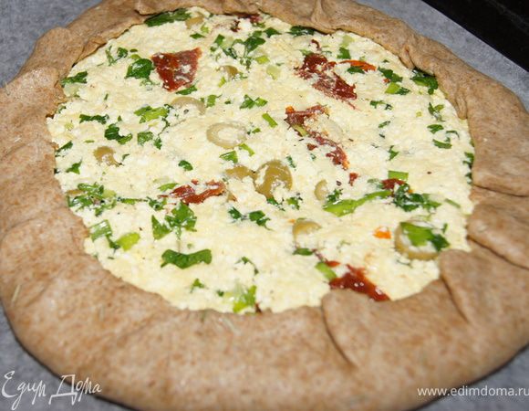 Края теста завернуть.