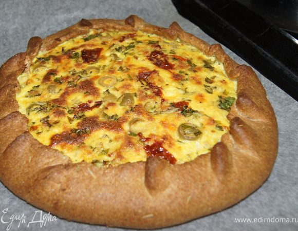 Выпекать первые 10 минут при 200С, потом убавить до 180С и выпекать еще 15-20 минут. Киш вытащить из духовки и дать остыть 10 минут.