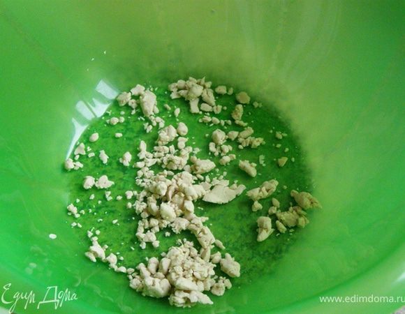 В миску покрошим дрожжи