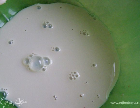 Добавим молоко, размешаем