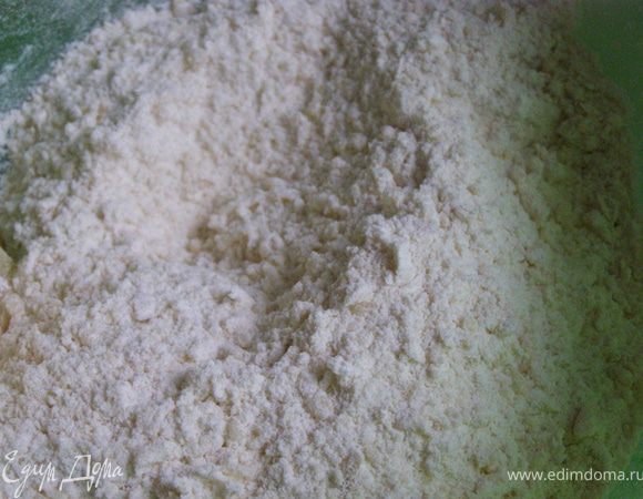 Добавим муку, разрыхлитель, соль и сахар,