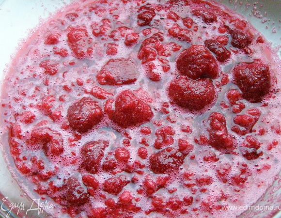 Малину разморозим. Зальем смесью сока лайма, лимона и сахара. Оставим мариновать 4-5 часов