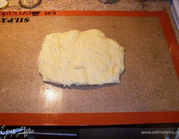 Через положенное время достанем тесто из холодильника, 