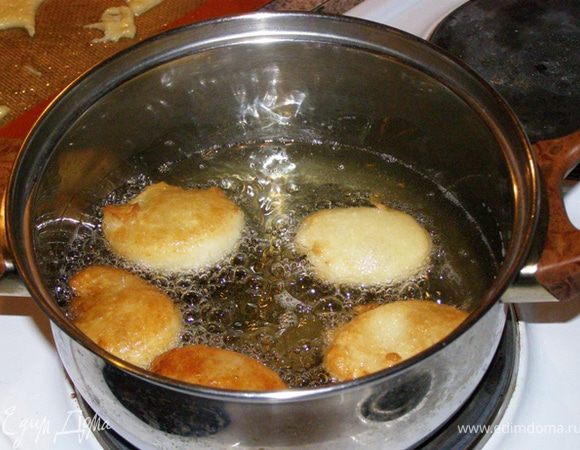 Выпечем пончики во фритюре на среднем огне до золотистой корочки
