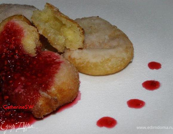 Собираем семью за круглый стол, неспешно ведем разговоры и чаевничаем))))) Тесто по вкусу похоже на творожное. А варенье очень ароматное и вкусное)))