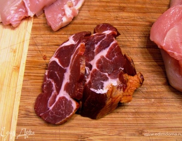 Отрежьте от копченого мяса ломтик.