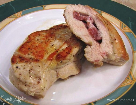 После этого положите грудки на теплое блюдо, чтобы мясо грудки дошло и размягчилось, а соки распределились по всему куску.
Не забудьте вынуть зубочистки.