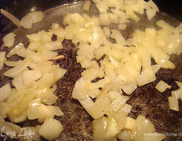 Лук режем не очень крупно и обжариваем на сливочном масле (для придания насыщенного сливочного вкуса нашему крем-супу). Картофель чистим-режем кубиком и отвариваем. Вынимаем из воды. Воду не сливаем.
Прокручиваем в блендере или измельчаем погружным миксером картофель и лук.
