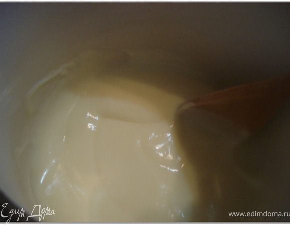 Вскипятить оставшееся молоко. Снять с плиты и ввести тонкой струйкой разведенный пудинг. Снова поставить на медленный огонь и варить 2 минуты, снять с огня и немного остудить.