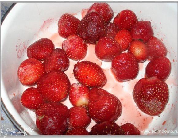 Разморозить клубнику.