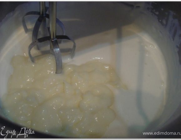 Взбить сметану для ванильного суфле с ванильным сахаром. Затем добавить пудинг и взбить до однородности.