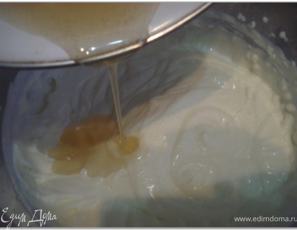 Желатин распустить на медленном огне и ввести тонкой струйкой в крем.