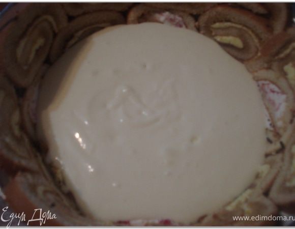 Залить кремом форму и поставить в холодильник.