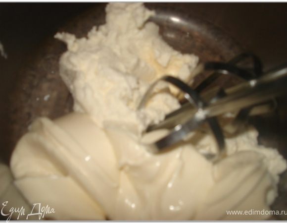 Отдельно взбить творог со сметаной до однородности