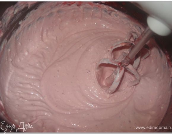 Добавить клюбничное пюре и еще раз взбить миксером.