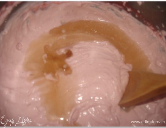 Ввести растворенный на медленном огне желатин и перемешать.