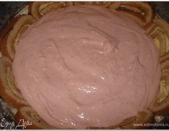 Достать торт из холодильника и следующим слоем вылить клубничное суфле в форму. Снова поставить в холодильник.