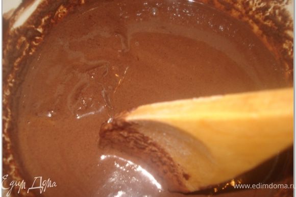 Вскипятить 100 мл сливок, снять с огня, добавить шоколад и размешивать до полного растворения шоколада. Остудить немного.