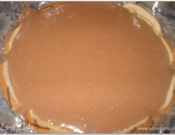 Достать торт из холодильника и следующим слоем налить шоколадное суфле.