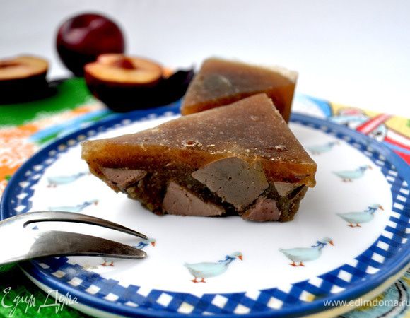 Готовую печёнку выложить в чашку,сбрызнуть бальзамическим уксусом и дать остыть.
Дно формы густо посыпать чёрным перцем.Выложить обжаренную печёнку,залить сливово-желатиновой заливкой и поставить в холодильник минимум на 3 часа.
Ну очень вкусно! Приятного аппетита!