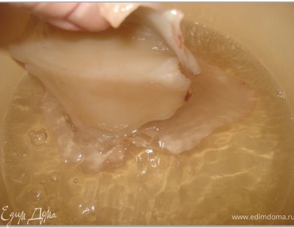 Кальмары очистить, промыть и отварить 3 мин. в кипящей подсоленной воде