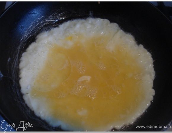 Яйца взбить с крахмалом, солью, перцем и выпечь три блинчика.